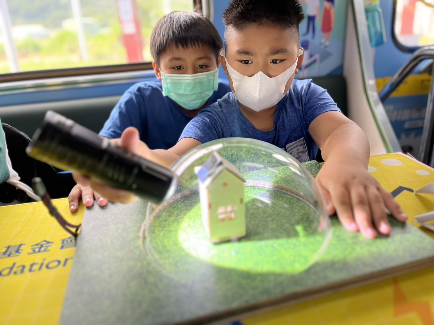 ng28南宫相信品牌力量參與基礎科學主題車廂，以STEAM教學精神，設計「逐日科學家」、「太陽能工程師」以及「淨零建築師」三大能源科普課程和實驗